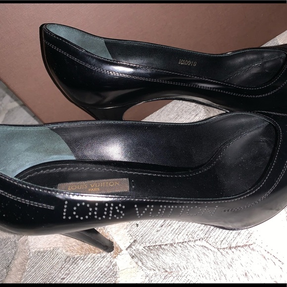 Louis Vuitton Black Pointed Toe Perforated Pumps - Picture 3 of 10
